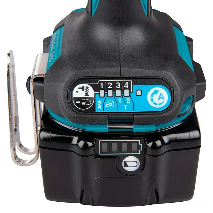 Makita LXT 18V Akku-Schlagschrauber DTD173Z - 18 V, Ohne Akku - Nahaufnahme einer schwarz-türkisen Werkzeugbatterie und Bedienfeld mit Akkustand und Moduseinstellungen.