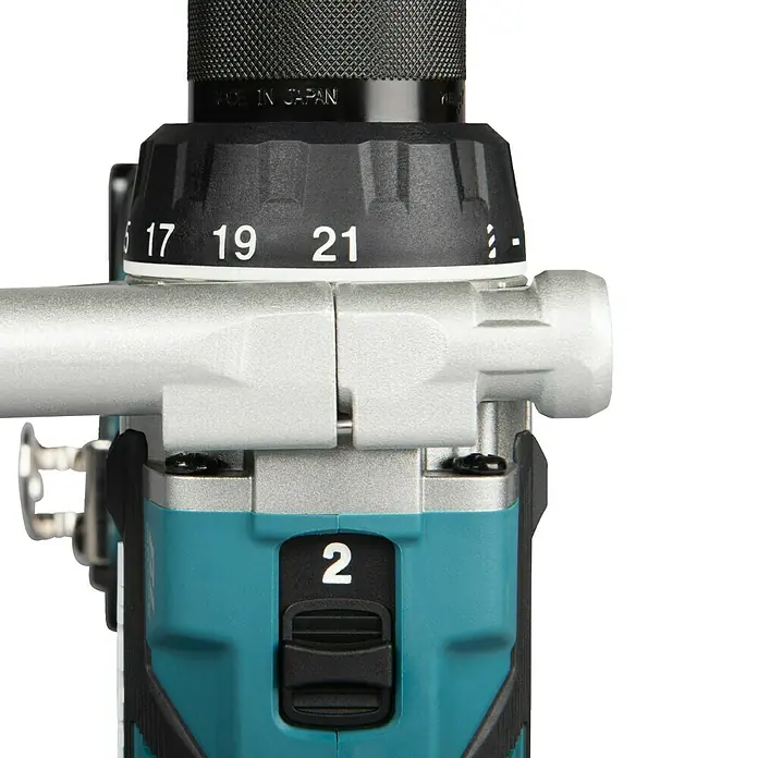 Makita LXT 18V Taladro atornillador de batería DDF492RTJ - 18 V, 2 baterías, 130 Nm - Primer plano de un taladro/destornillador eléctrico turquesa y plateado, con portabrocas moleteado negro, texto "MADE IN JAPAN", dial de par (17, 19, 21) y selector de marcha '2'.