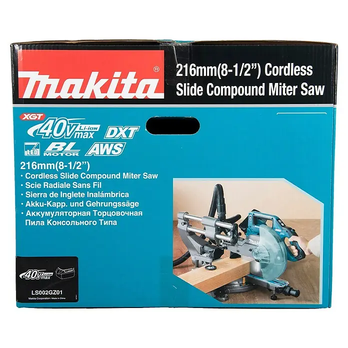 Makita XGT 40V max. Akku-Kapp- & Gehrungssäge LS002GZ01 - 40 V, Ohne Akku, 4.800 U/min - Makita 216mm Akku-Gehrungssäge-Karton, zeigt das Werkzeug beim Holzsägen, mit 40Vmax XGT Li-ion DXT BL Motor AWS Branding.