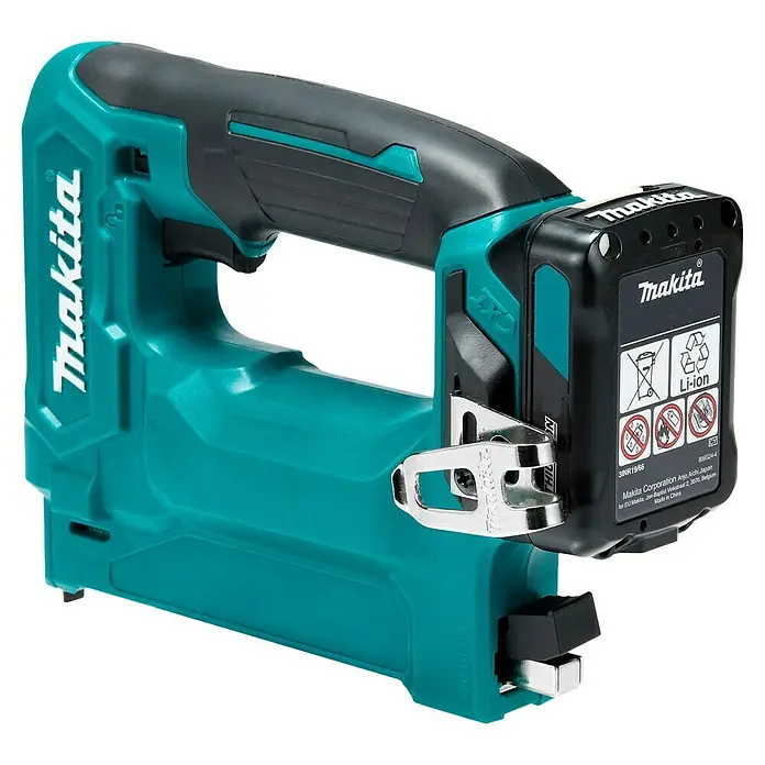 Makita CXT 12V max. Akku-Tacker ST113DSMJ - 12 V, 2 Akkus, 4 Ah - Makita Akku-Klammergerät in Türkis und Schwarz mit angeschlossenem Akku.