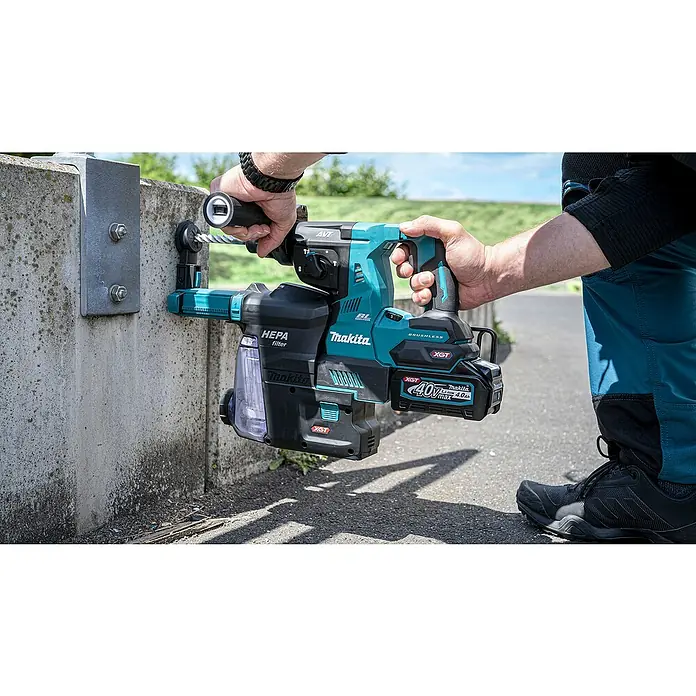Makita XGT 40V max. Akku-Kombihammer HR003GM201 - 40 V, 2 Akkus, 4 Ah, 2,8 J - Türkis-schwarzer Makita Akku-Bohrhammer mit Staubabsaugung bohrt in eine Betonwand.