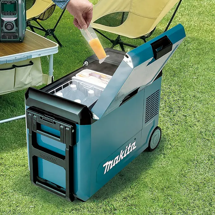 Makita Akku-Kühlbox zum Kühlen & Warmhalten CW004GZ - 18 V, Ohne Akku, 29 l - Eine Person steckt ein orangefarbenes Eis am Stiel in eine blaue Makita Kühlbox mit Getränken.
