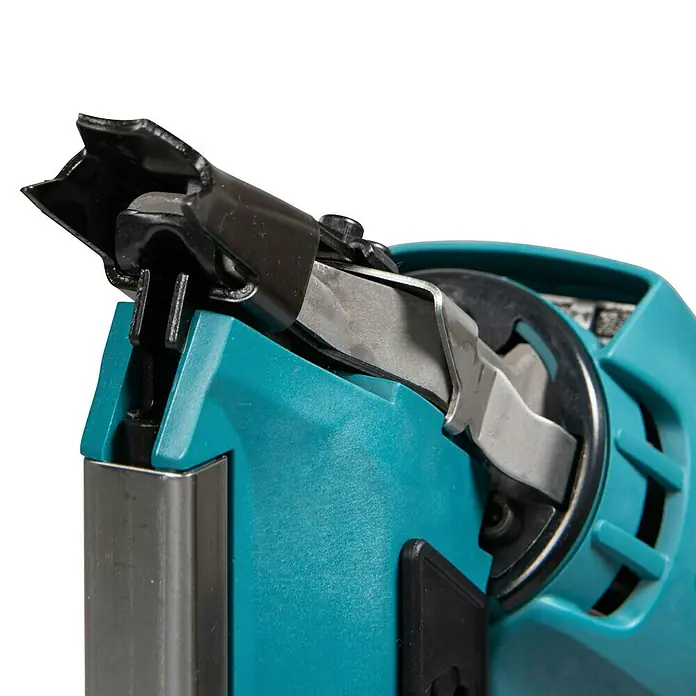 Makita Akku-Gasnagler GN900SE - 7,2 V, 2 Akkus, Länge Nagel: 50 mm - 90 mm - Nahaufnahme eines türkisfarbenen Elektrowerkzeugs, das seinen schwarzen und silbernen Arbeitskopf und Komponenten zeigt.
