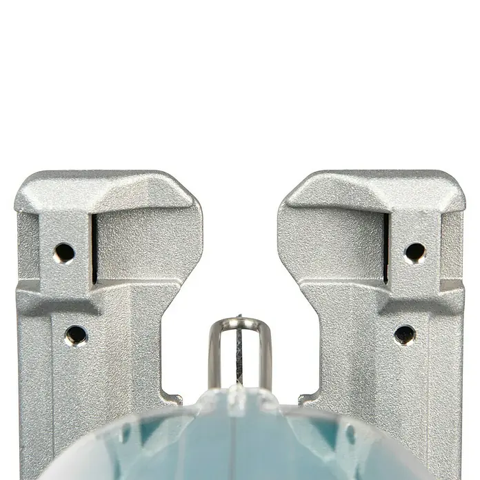 Makita LXT 18V Akku-Pendelhubstichsäge DJV186Z - 18 V, Ohne Akku, 2.900 /min - Nahaufnahme einer silbergrauen metallischen Elektrowerkzeug-Grundplatte mit mittiger Sägeblattführung.