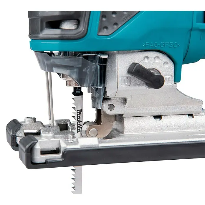Makita Elektro-Pendelhubstichsäge 4351FCTJ - 800 /min - 2.800 /min, Max. Schnitttiefe in Holz: 135 mm, Anzahl Pendelhubstufen: 4 Stk. - Nahaufnahme einer türkis-silbernen Stichsäge mit Sägeblatt, Unterplatte und Orbitalhub-Mechanismus.