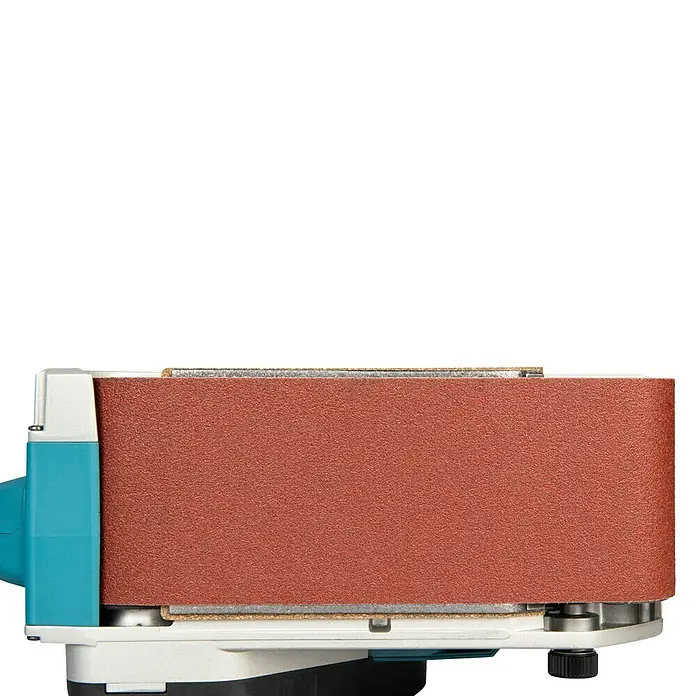 Makita Elektro-Bandschleifmaschine 9403J - 1.200 W - Nahaufnahme eines Bandschleifers mit rotem Schleifband, türkisfarbenem und weißem Gehäuse sowie silbernen Komponenten.