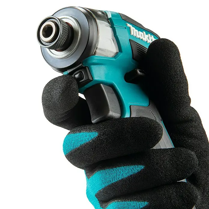 Makita LXT 18V Akku-Schlagschrauber DTD173Z - 18 V, Ohne Akku - Nahaufnahme eines türkis-schwarzen Makita Schlagschraubers, fest gehalten von einem schwarzen Arbeitshandschuh mit türkisen Akzenten.