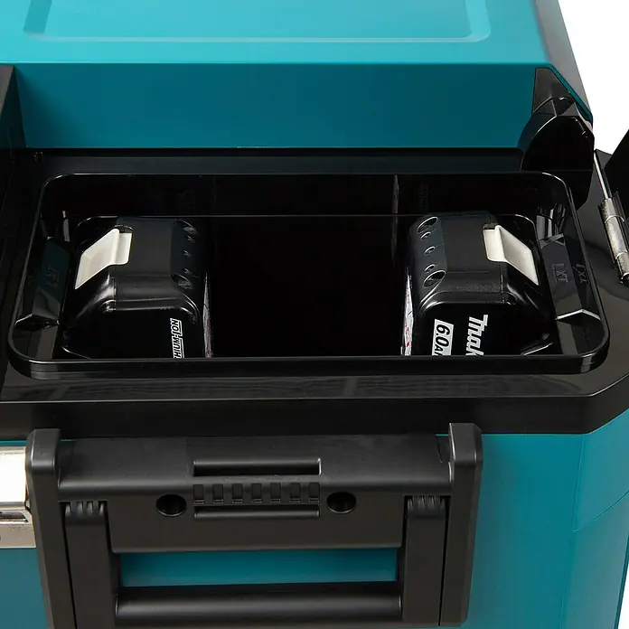 Makita Akku-Kühlbox zum Kühlen & Warmhalten CW004GZ - 18 V, Ohne Akku, 29 l - Türkise Kühlbox oder Aufbewahrungsbox mit schwarzem Innenraum, zwei schwarzen Akkus und schwarzem Griff.
