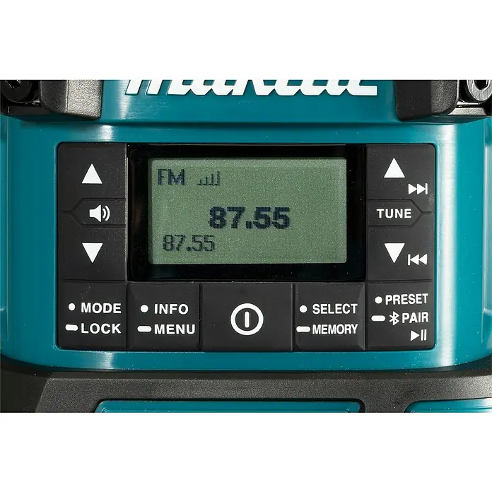Makita LXT 18V Radio de batería con linterna DMR056 - 18 V, Sin batería, Flujo luminoso: 310 lm - Primer plano del panel de control de una radio Makita con pantalla digital 'FM 87.55' y botones negros en una carcasa turquesa.