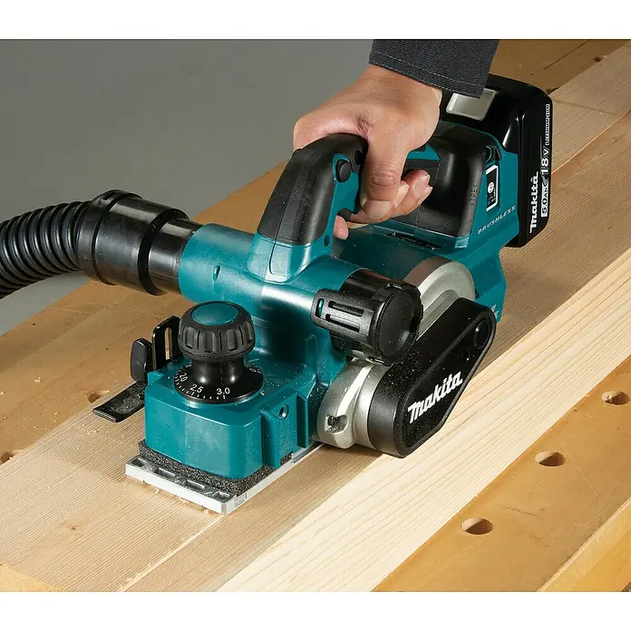 Makita LXT 18V Akku-Hobel - 18 V, Ohne Akku, Leerlaufdrehzahl: 12.000 U/min - Eine Person hobelt Holz mit einem türkis-schwarzen Makita Akku-Hobel, betrieben mit einem 18V Lithium-Ionen-Akku.