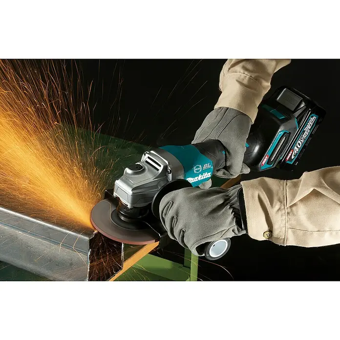 Makita XGT 40V max. Akku-Winkelschleifer GA013GM201 - 2 Akkus, 4 Ah, Leerlaufdrehzahl: 8.500 U/min - Person verwendet Makita 40V Akku-Winkelschleifer beim Metallschneiden, Funken erzeugend.