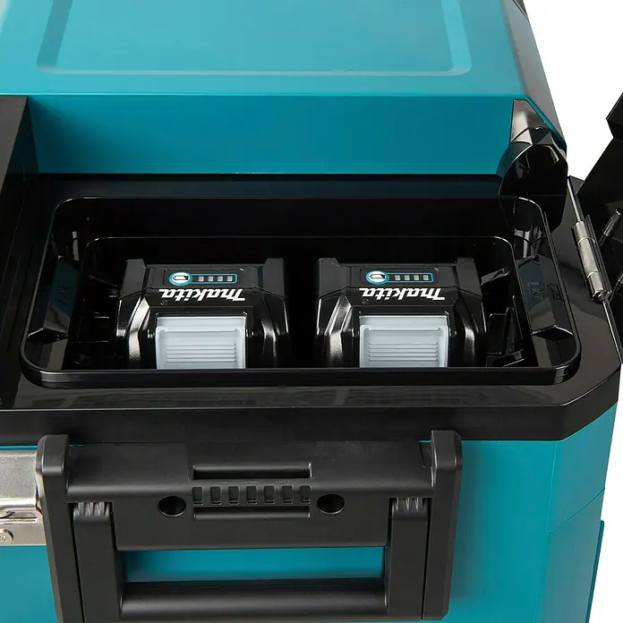 Makita Akku-Kühlbox zum Kühlen & Warmhalten CW004GZ - 18 V, Ohne Akku, 29 l - Türkisfarbene und schwarze Kühlbox mit offenem Deckel, die zwei schwarze Makita-Akkus zeigt.