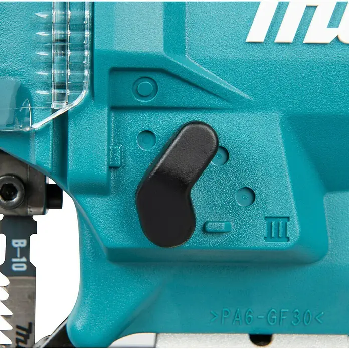 Makita LXT 18V Akku-Pendelhubstichsäge DJV186Z - 18 V, Ohne Akku, 2.900 /min - Nahaufnahme eines türkisfarbenen Elektrowerkzeugs mit schwarzem Schalter, transparentem Schutz und Teil eines B-10 Stichsägeblatts.