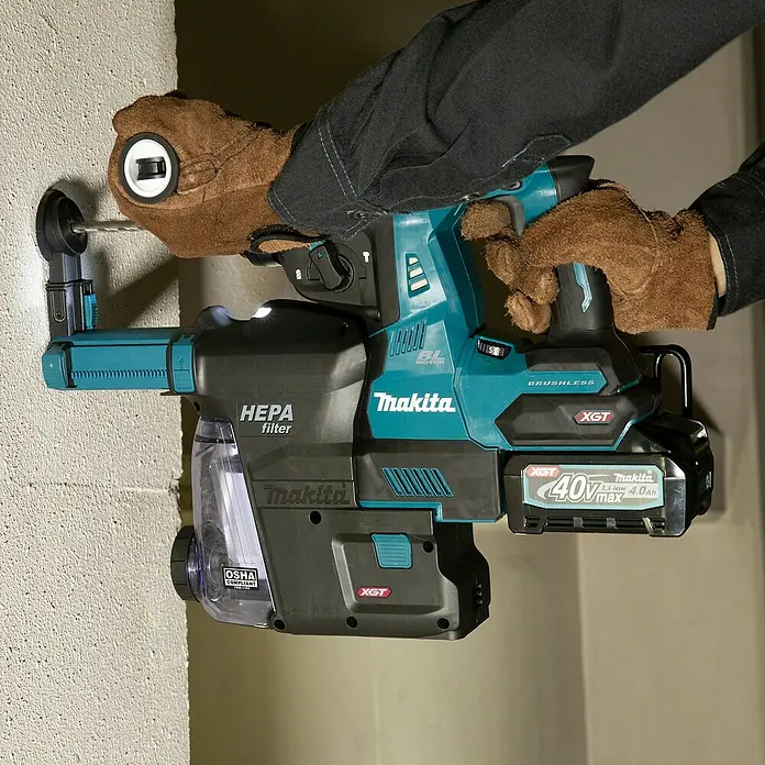 Makita XGT 40V max. Akku-Kombihammer HR003GM201 - 40 V, 2 Akkus, 4 Ah, 2,8 J - Türkis-schwarzer Makita Bohrhammer mit Staubabsaugung, angetrieben von 40V Akku, bohrt in Betonwand.