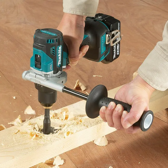 Makita LXT 18V Akku-Bohrschrauber DDF492RTJ - 18 V, 2 Akkus, 130 Nm - Eine Person bohrt mit einem teal-schwarzen Makita Akku-Winkelbohrer mit Seitenhandgriff in ein Holzbrett, wobei Holzspäne entstehen.