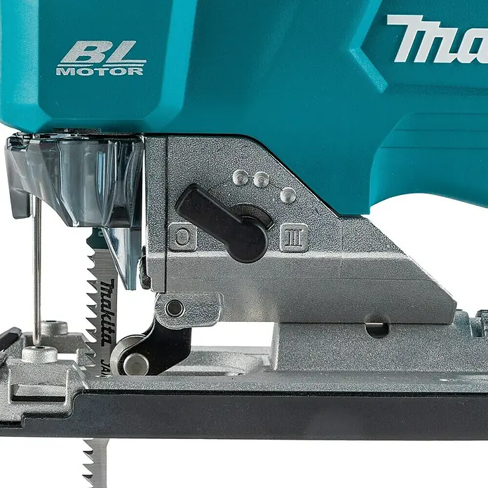 Makita XGT 40V max. Akku-Pendelhubstichsäge JV002GZ - 40 V, Ohne Akku, 0 /min - 3.500 /min - Nahaufnahme eines türkisfarbenen Makita Stichsägeblattmechanismus und Orbitaleinstellung. Zeigt silber-graue Fußplatte, schwarzes Makita-Sägeblatt und 'BL MOTOR' Branding.