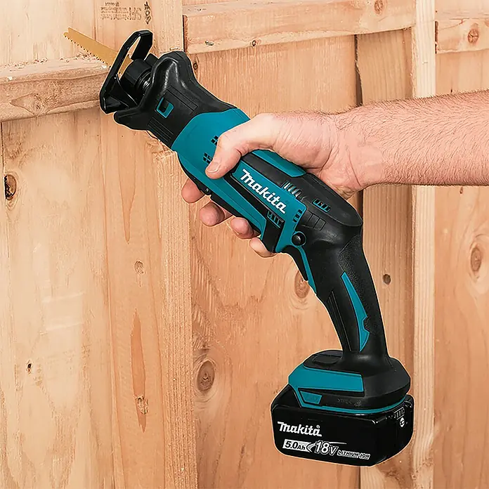 Makita LXT 18V Akku-Säbelsäge DJR183RT1J - 18 V, 1 Akku, 5 Ah, Leerlaufhubzahl: 0 /min - 3.000 /min - Türkis-schwarze Makita Akku-Säbelsäge mit goldener Klinge, von Hand gehalten, Holz schneidend. Mit 5.0Ah 18V Lithium-Ionen-Akku.