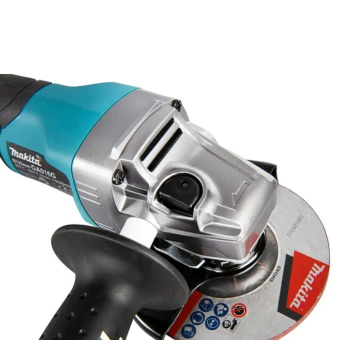 Makita XGT 40V max. Akku-Winkelschleifer GA016GM201 - 2 Akkus, 4 Ah, Leerlaufdrehzahl: 8.500 U/min - Nahaufnahme eines Makita Winkelschleifers mit türkis-silbernem Gehäuse, schwarzem Griff und einer silbernen Trennscheibe mit Makita-Logo.