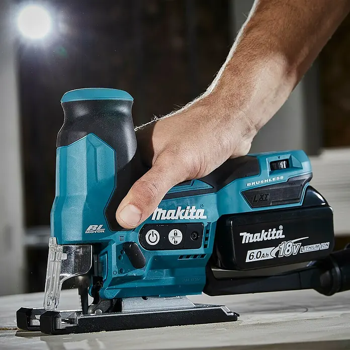 Makita LXT 18V Akku-Pendelhubstichsäge DJV185Z - 18 V, Ohne Akku, Leerlaufhubzahl: 800 /min - 3.000 /min - Eine Person nutzt eine teal-schwarze Makita 18V Akku-Stichsäge zum Holzsägen.