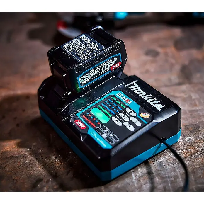 Makita XGT 40V max. Schnellladegerät DC40RA - Passend für: Makita 40 V max. XGT-Akkus - Schwarze und türkise Makita 40V Li-ion Batterie lädt auf einem DC40RA XGT Ladegerät.