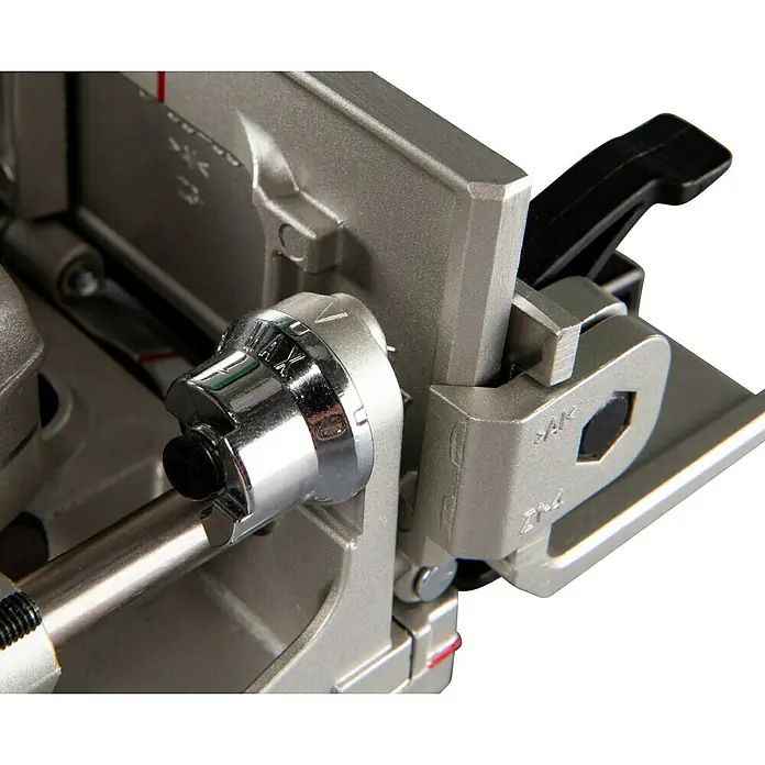 Makita LXT 18V Akku-Flachdübelfräse DPJ180Z - 18 V, Ohne Akku, 0 Ah, Schnitttiefe: 20 mm - Nahaufnahme eines silbernen Werkzeug-Einstellmechanismus mit Chromknopf 'MAX' und schwarzem Klemmhebel.