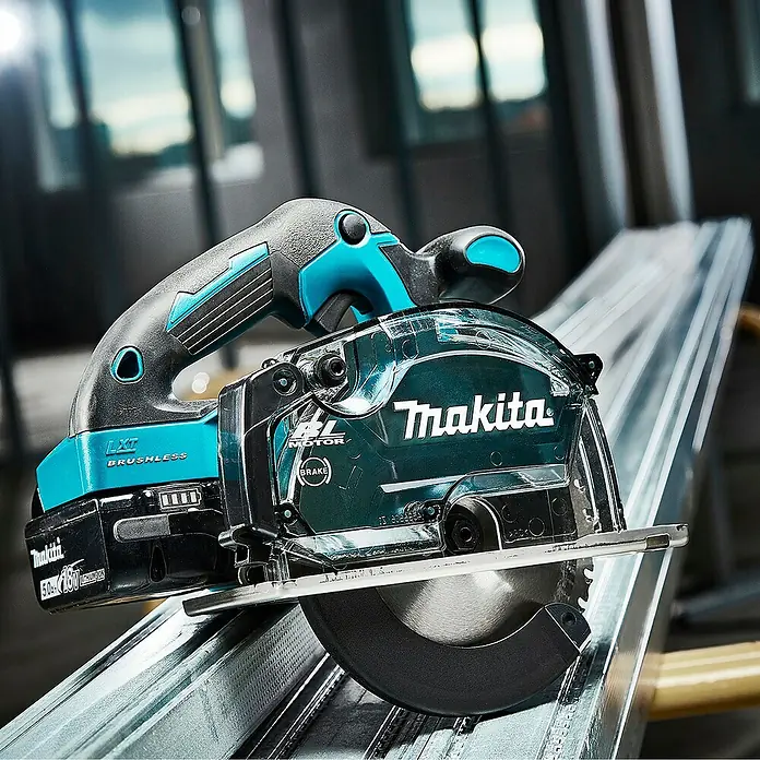 Makita LXT 18V Akku-Handkreissäge DCS553RTJ - 18 V, 2 Akkus, 5 Ah - Türkise und schwarze Makita Akku-Kreissäge mit transparentem Schutz auf silbernen Metallprofilen, einsatzbereit.