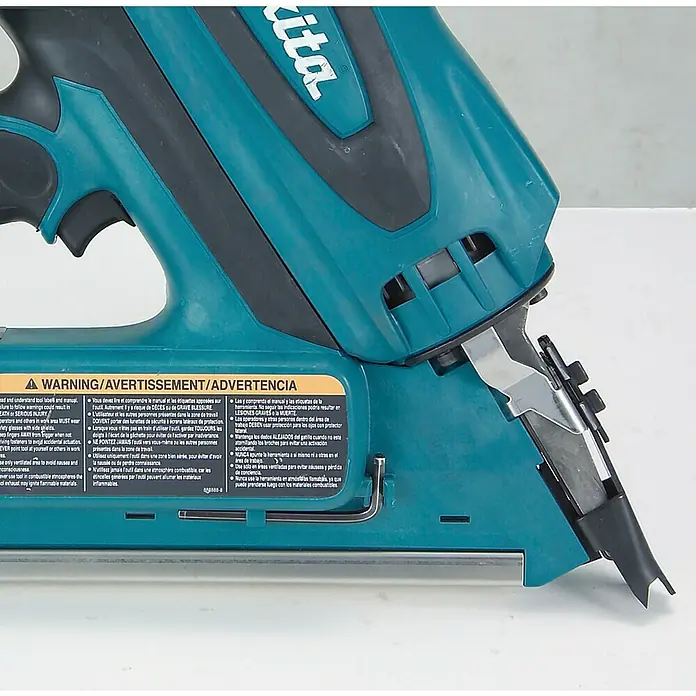 Makita Akku-Gasnagler GN900SE - 7,2 V, 2 Akkus, Länge Nagel: 50 mm - 90 mm - Türkis-schwarzes Makita-Nagelgerät mit deutlichem Warnhinweis, zeigt Design und Sicherheit.