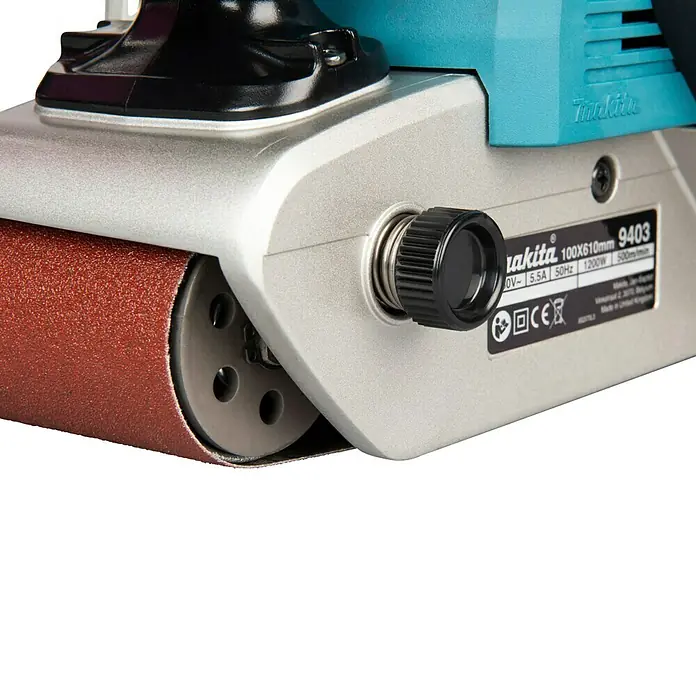 Makita Elektro-Bandschleifmaschine 9403J - 1.200 W - Makita Bandschleifer mit rotem Schleifband, silbergrauem Gehäuse und sichtbarem Produktetikett.