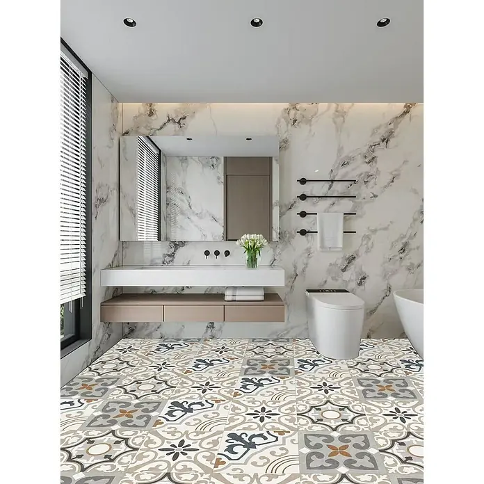 Suelo vinílico SPC Hidráulico Pedrera - 1.200 x 600 x 5 mm, Gris/Beige, Resistente al agua - Azulejos de suelo estampados con diseños geométricos y florales en beige, gris, negro y azul.