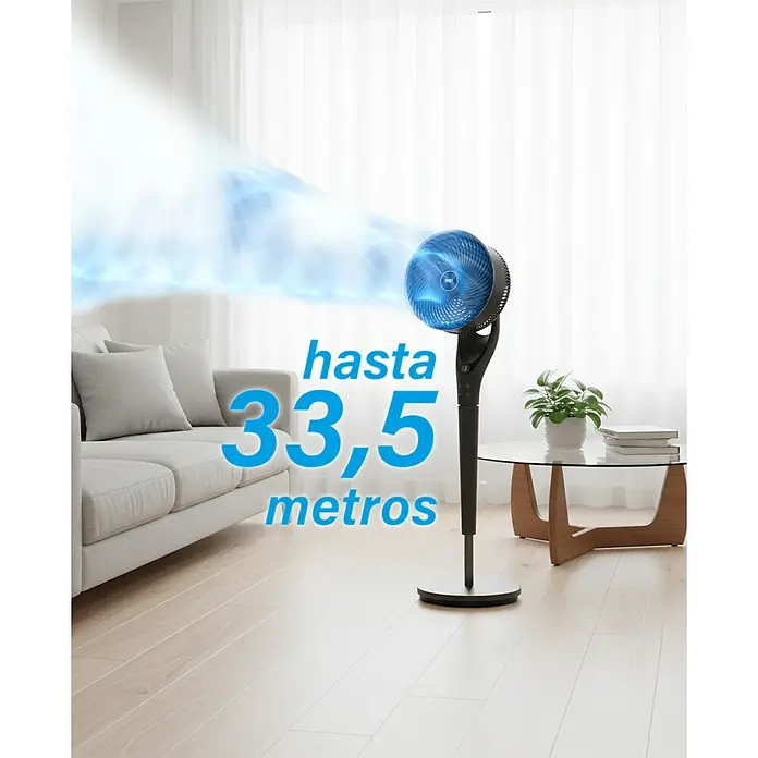 Ventilador de pie TurboPoly 154 - Negro, 20 cm, 96 cm - Un ventilador de pie negro con cabezal azul impulsa un potente chorro de aire por un salón hasta 33,5 metros.