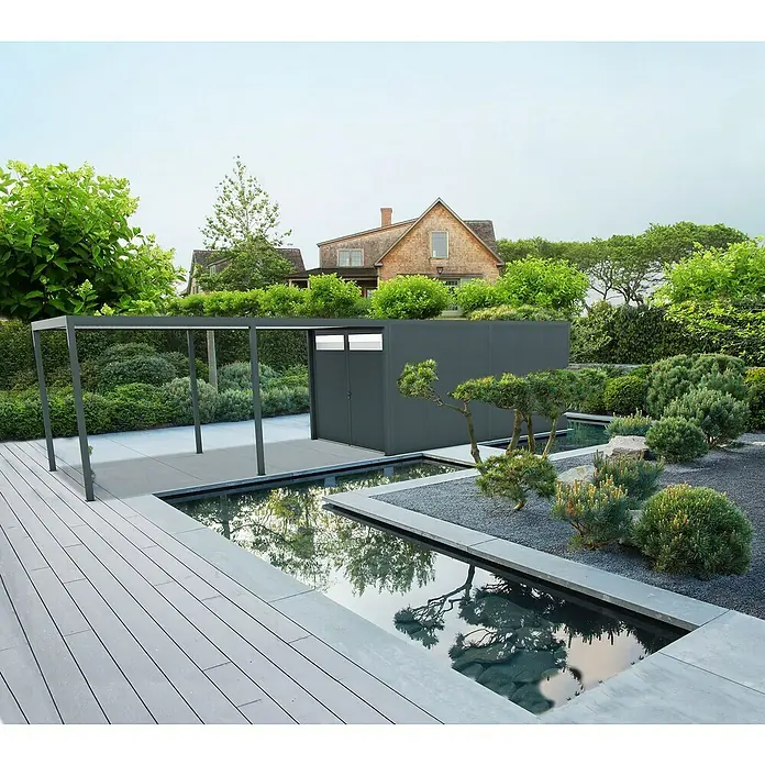 Wismar-NFI Carport - Außenmaß inkl. Dachüberstand (B x T): 3,25 x 1,27 m, Einzelcarport, Mit Anbau - Dunkelgraue moderne Pergola mit Anbauschuppen in einem zeitgenössischen Garten mit Wasserbecken und Holzterrasse.