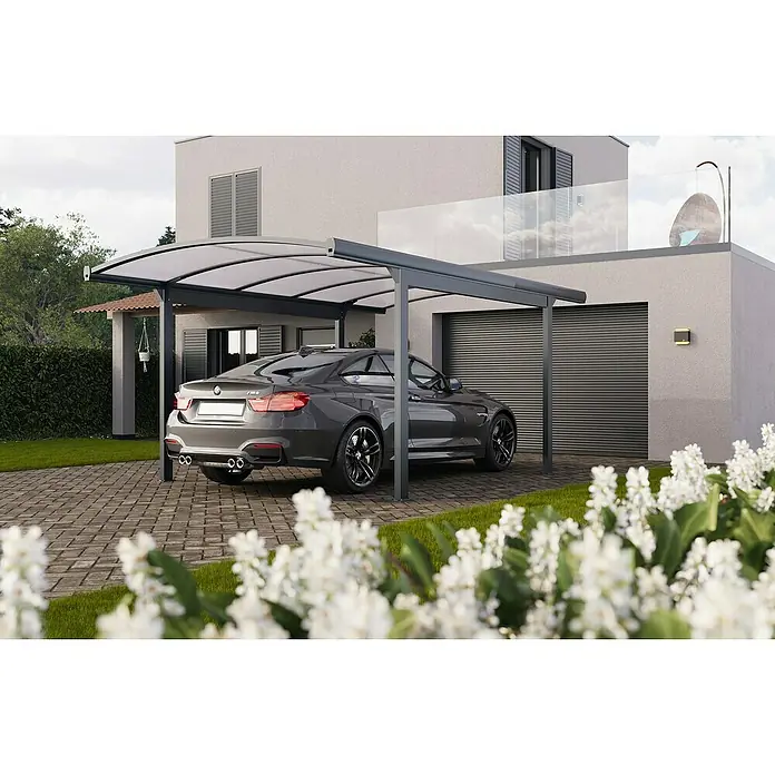 Wismar-NFI Carport Cintre - Außenmaß inkl. Dachüberstand (B x T): 3 x 5 m, Einzelcarport - Dunkelgraues Carport mit transluzentem Dach, das ein graues Auto vor einem modernen Haus schützt.