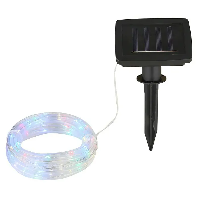 Globo LED-Solar-Lichterkette - Außen, 4,9 m, RGB - Schwarzes Solarpanel mit Erdspieß und aufgerollten bunten LED-Lichterketten für den Außenbereich.