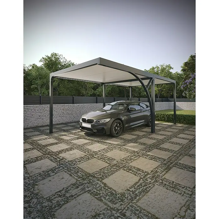 Wismar-NFI Carport - Außenmaß inkl. Dachüberstand (B x T): 3 x 6 m, Einzelcarport - Moderner dunkelgrauer Metall-Carport mit weißem Dach, der ein Auto auf einer gepflasterten Auffahrt schützt.