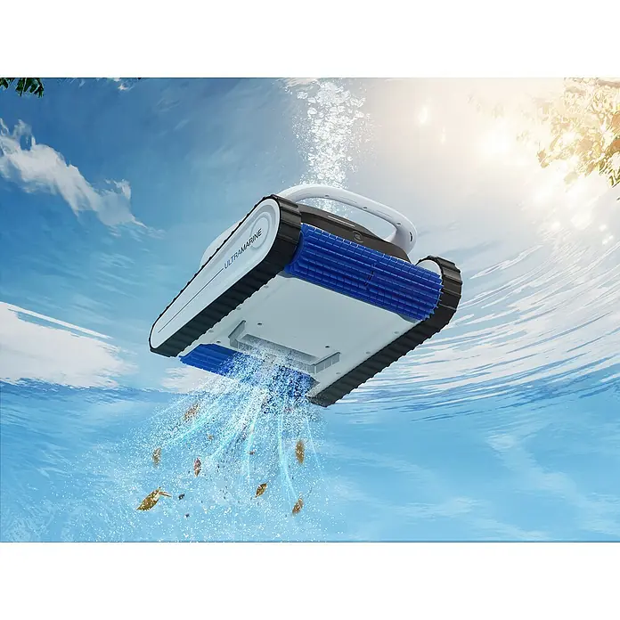 Ecovacs Poolroboter Ultramarine P1 - Akkubetrieben, Passend für: Pools bis 180 m² Grundfläche, Filterleistung: 18.200 l/h - Weiß-blauer Poolroboter mit schwarzen Ketten, unter Wasser Blätter und Schmutz in einem hellen Pool reinigend.