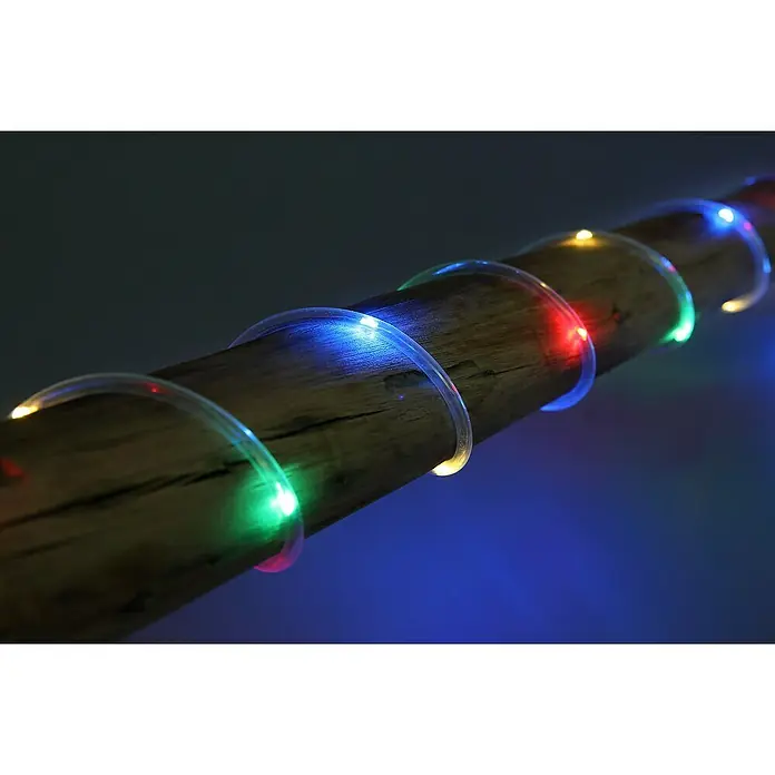 Globo LED-Solar-Lichterkette - Außen, 4,9 m, RGB - Mehrfarbige LED-Lichterkette leuchtet um einen Holzpfosten, in Rot, Grün, Blau und Gelb.