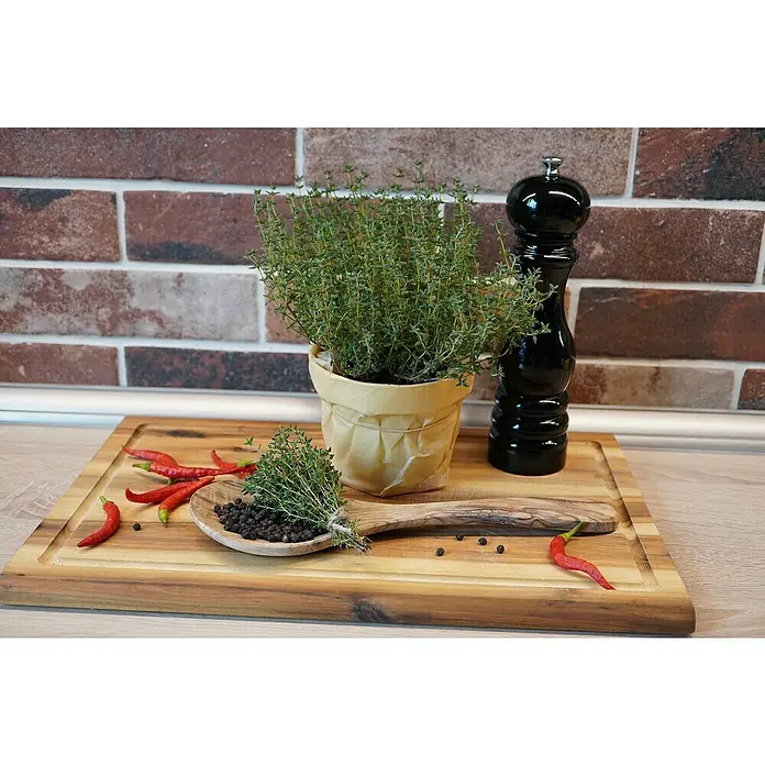 Blu Bio Pfefferthymian - Thymus piperel, Topfgröße: 12 cm - Hölzernes Schneidebrett mit frischem Thymian, schwarzem Pfeffer und roten Chilischoten, daneben Topfkraut und Pfeffermühle.