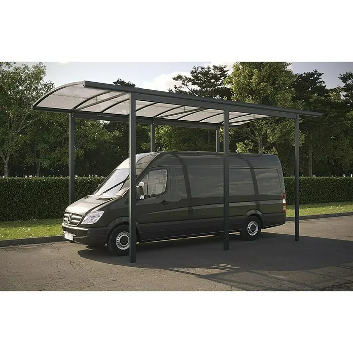 Wismar-NFI Carport Cintre Camping - Außenmaß inkl. Dachüberstand (B x T): 3,62 x 7,6 m, Einzelcarport - Carport mit dunkelgrauem Metallrahmen und transluzentem Polycarbonatdach, schützt einen dunklen Lieferwagen im Freien.