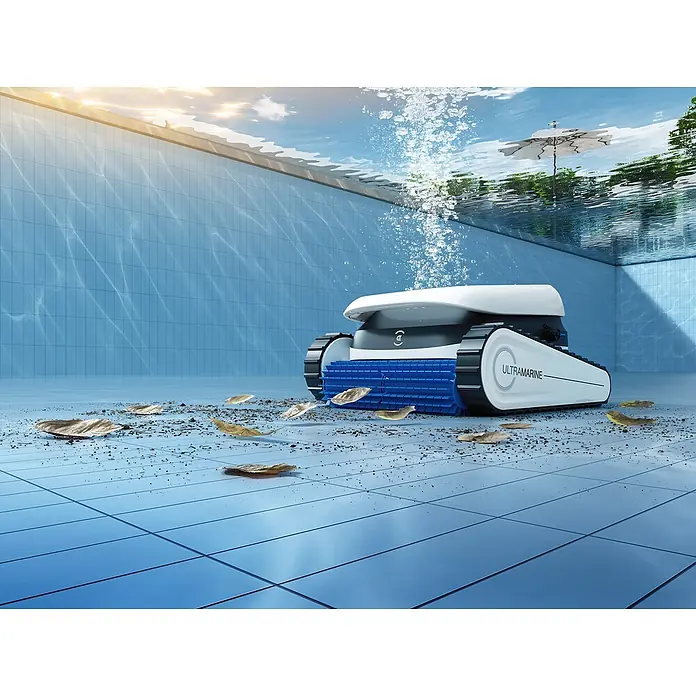 Ecovacs Poolroboter Ultramarine P1 - Akkubetrieben, Passend für: Pools bis 180 m² Grundfläche, Filterleistung: 18.200 l/h - Weiß-schwarzer 'Ultramarine' Roboter-Poolreiniger mit blauen Bürsten, der einen gefliesten Poolboden voller Laub und Schmutz reinigt.