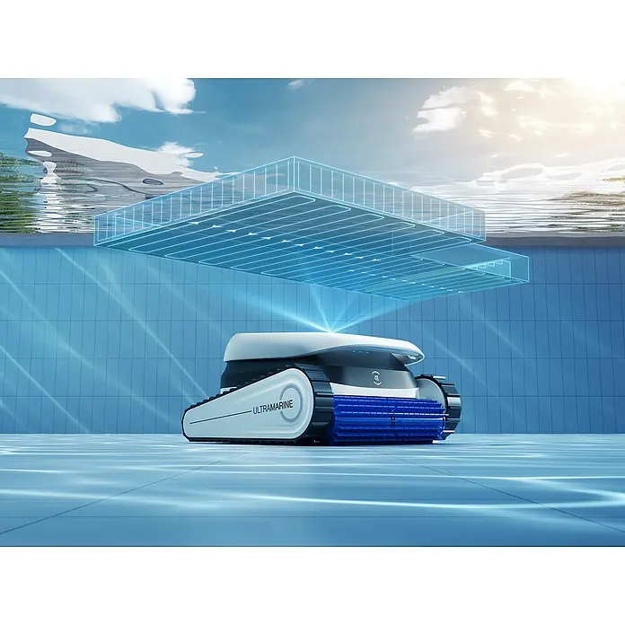Ecovacs Poolroboter Ultramarine P1 - Akkubetrieben, Passend für: Pools bis 180 m² Grundfläche, Filterleistung: 18.200 l/h - Weiß-grauer Poolroboter "Ultramarine" mit blauen Bürsten am Beckenboden, zeigt seinen beleuchteten Reinigungspfad.
