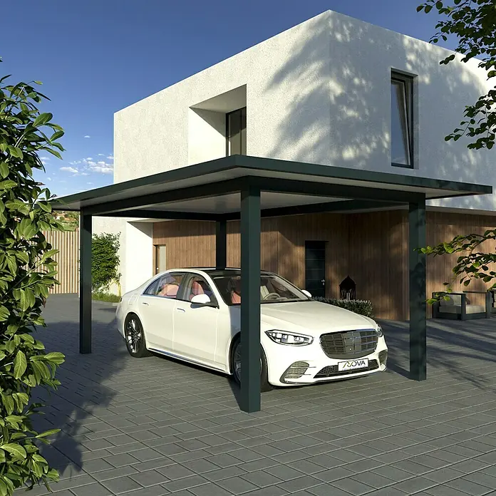 Wismar-NFI Carport Classic - Außenmaß inkl. Dachüberstand (B x T): 4 x 6 m, Einzelcarport, Mit Überstand - Dunkelgraues, modernes Carport über einem weißen Auto vor einem zeitgenössischen Haus.