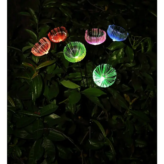 Globo Solar-Dekoleuchte - LED, IP44, Höhe: 70 cm - Bunte Glasfaser-Gartenleuchten leuchten nachts wie Blumen zwischen dunklem Grün.