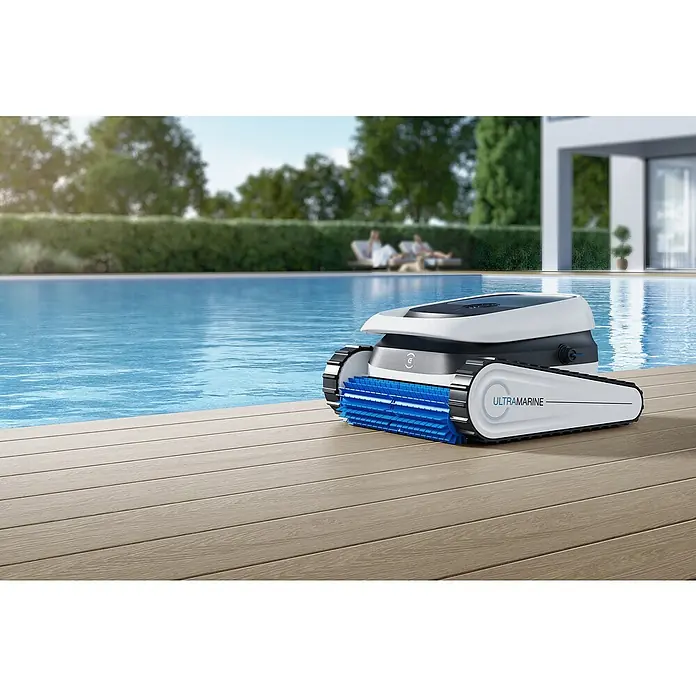 Ecovacs Poolroboter Ultramarine P1 - Akkubetrieben, Passend für: Pools bis 180 m² Grundfläche, Filterleistung: 18.200 l/h - Weiß-schwarzer Poolroboter mit blauen Bürsten, Marke 'Ultramarine', auf Holzdeck neben blauem Pool.