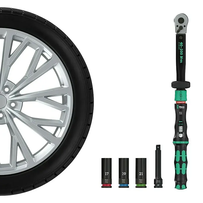 Wera Drehmomentschlüssel Click-Torque C3 - ½″, 40 Nm - 200 Nm - Autorad mit Reifen, dazu ein schwarz-grüner Drehmomentschlüssel, drei Impact-Stecknüsse (17, 19, 21mm) und eine Verlängerung für den Radwechsel.