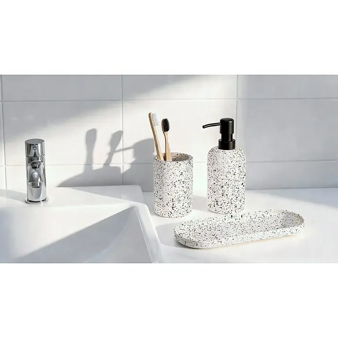 Camargue Dispensador de jabón Stone Terrazzo - L x An x Al: 75 x 75 x 18 cm, Plástico, Beige - Juego de baño blanco salpicado con portacepillos, dispensador de jabón y bandeja sobre una encimera.