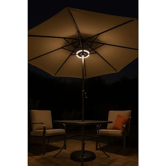 Uirax Luz LED para sombrillas - Diámetro: 20 cm, 200 lm, Blanco cálido - Sombrilla de patio beige con luces LED integradas que iluminan una mesa y sillas de exterior por la noche.