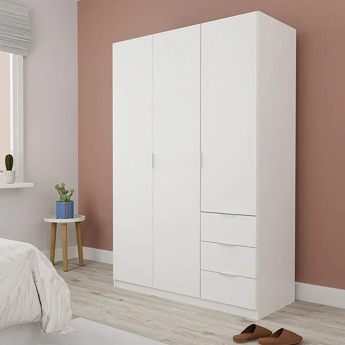 Muebles Pitarch Turín Armario para ropa - L x An x Al: 50 x 120 x 180 cm, Blanco - Armario blanco de 3 puertas con 3 cajones, situado en un dormitorio moderno.