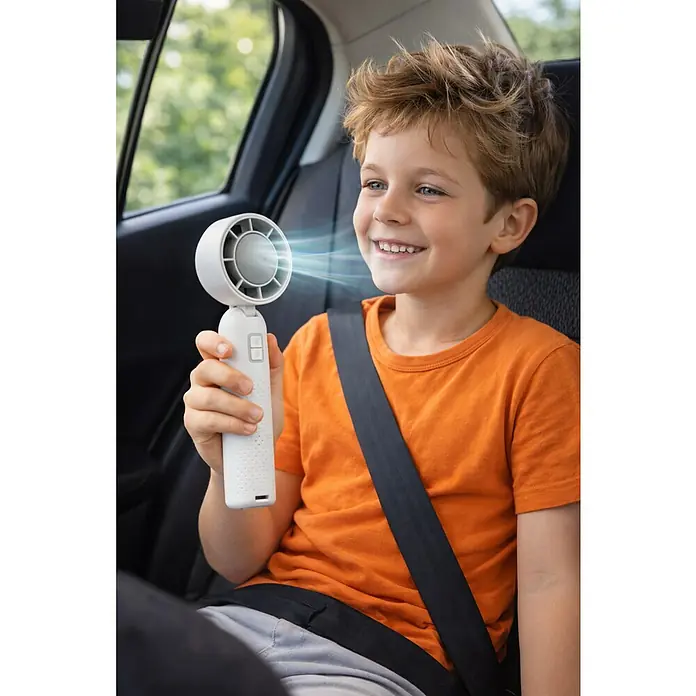 Ventilator Artic Air Cool Touch tragbar - Weiß - Weißer tragbarer Ventilator, von einem Kind im Auto gehalten, bläst Luft. Das Kind lächelt zufrieden.