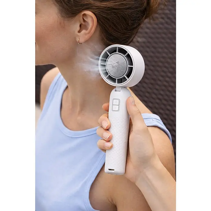 Ventilator Artic Air Cool Touch tragbar - Weiß - Weißer tragbarer Ventilator mit Verneblerfunktion, auf den Hals einer Person gerichtet.
