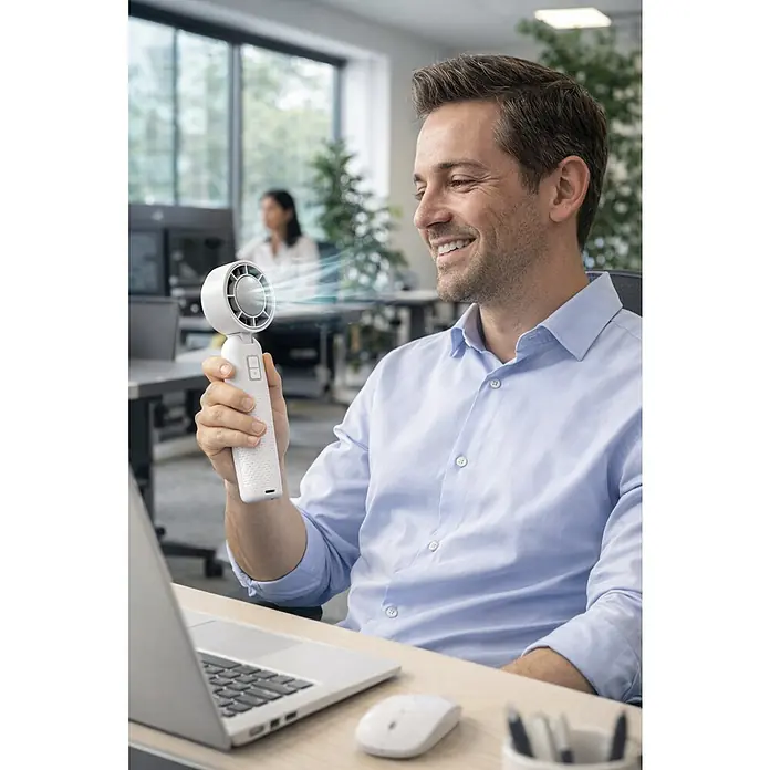 Ventilator Artic Air Cool Touch tragbar - Weiß - Lächelnder Mann kühlt sich mit weißem tragbaren Handventilator im Büro.